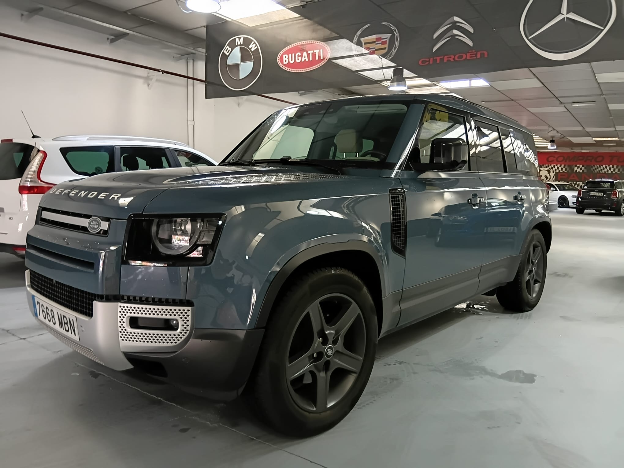 Showroom de Panda Cars con vehículos de gama alta en Torrejón de Ardoz